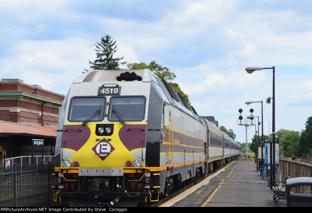 NJT 4519 CAB CLOSE UP